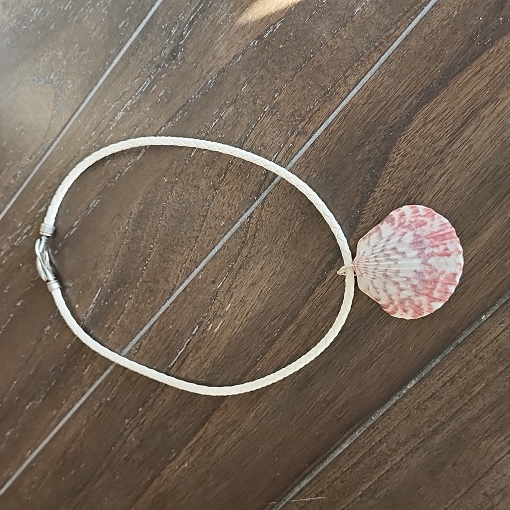 Seashell Pendant Necklace in Pink and Cream